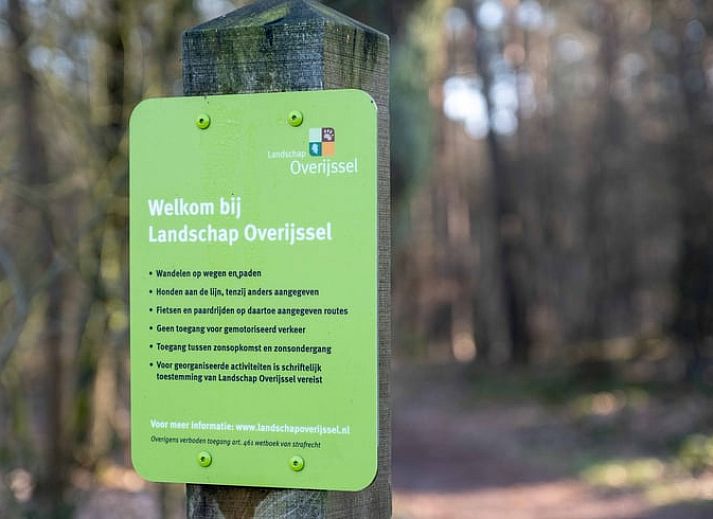 Achterzijde van Vakantiehuisje in Den Ham, Twente, met groene omgeving en moderne architectuur.