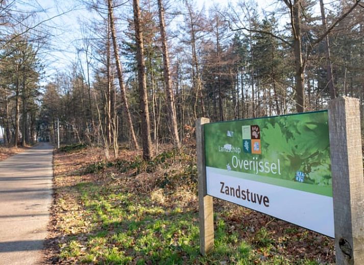 Achterzijde van Vakantiehuisje in Den Ham, Twente, met groene omgeving en moderne architectuur.