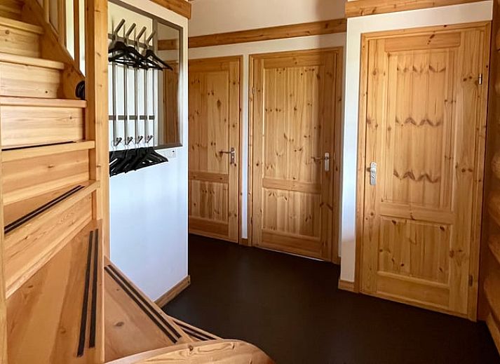 Gemuetliche Veranda des Ferienhauses in Den Ham, Twente, Overijssel, umgeben von Natur und rustikalem Charme.