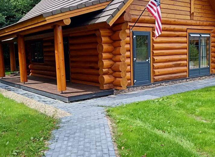 Gemuetliches Wohnzimmer im Ferienhaus in Den Ham, Twente mit Holzinterieur und Blick auf die natuerliche Umgebung von Overijssel.