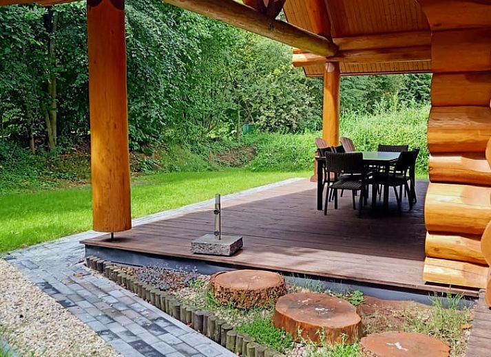 Gemuetliches Wohnzimmer im Ferienhaus in Den Ham, Twente mit Holzinterieur und Blick auf die natuerliche Umgebung von Overijssel.