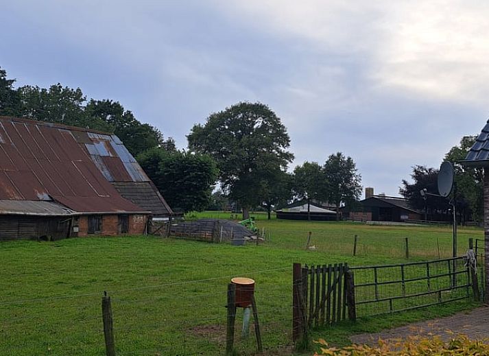 Zonnig terras bij Huisje in Den Ham, vakantiehuis in Den Ham, Twente, met comfortabele zitplaatsen.