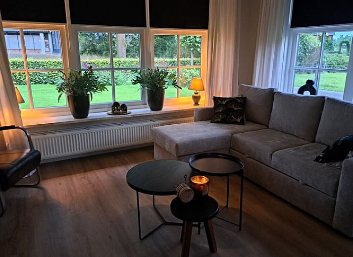 Zonnig terras bij Huisje in Den Ham, vakantiehuis in Den Ham, Twente, met comfortabele zitplaatsen.