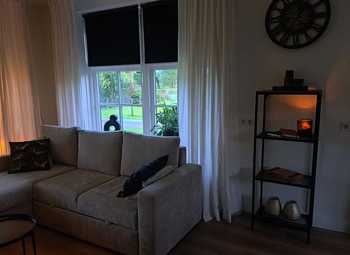 Zonnig terras bij Huisje in Den Ham, vakantiehuis in Den Ham, Twente, met comfortabele zitplaatsen.