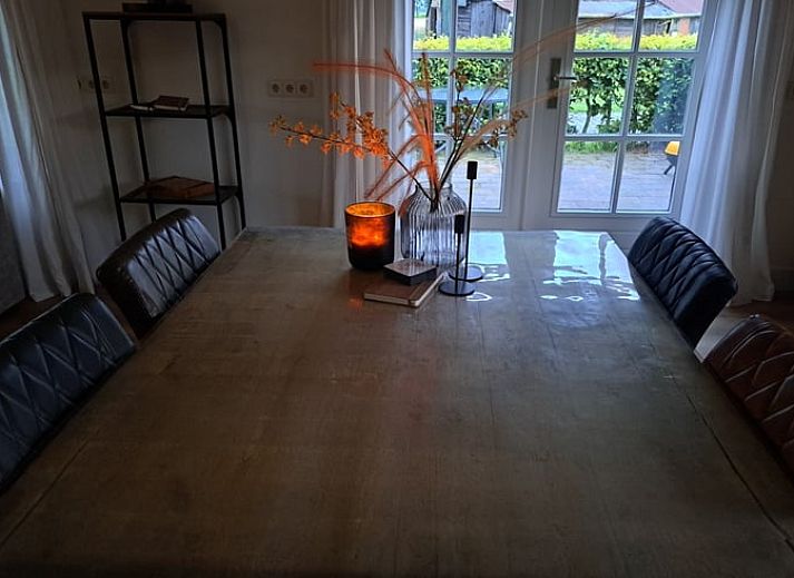 Zonnig terras bij Huisje in Den Ham, vakantiehuis in Den Ham, Twente, met comfortabele zitplaatsen.