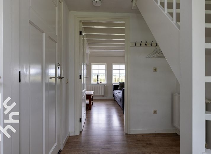 Ruime eetkamer in OV404, vakantiehuis in Den Ham, Twente met uitzicht op de tuin.