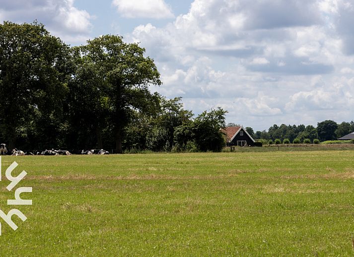 Ruime eetkamer in OV404, vakantiehuis in Den Ham, Twente met uitzicht op de tuin.