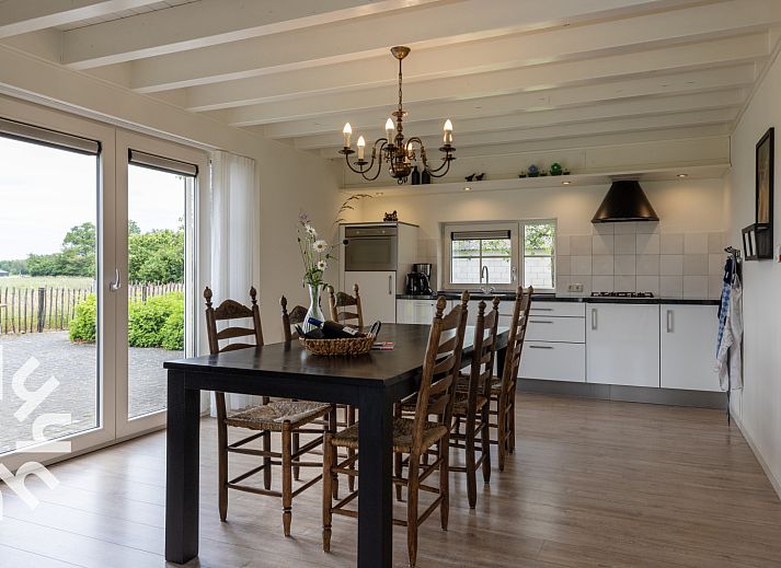 Ruime eetkamer in OV404, vakantiehuis in Den Ham, Twente met uitzicht op de tuin.