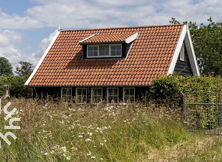 Ruime eetkamer in OV404, vakantiehuis in Den Ham, Twente met uitzicht op de tuin.