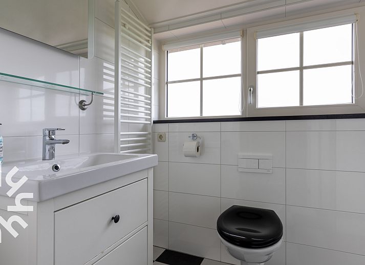 Slaapkamer in vakantiehuis OV404, Den Ham, Twente met comfortabel bed en serene sfeer.