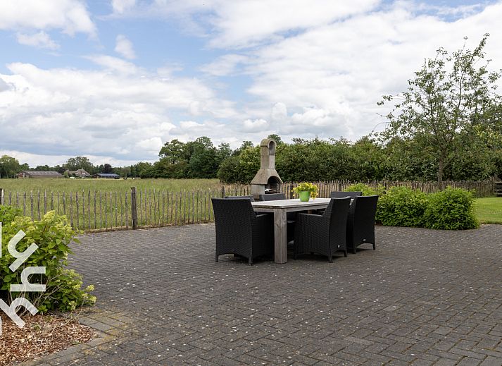 Slaapkamer in vakantiehuis OV404, Den Ham, Twente met comfortabel bed en serene sfeer.