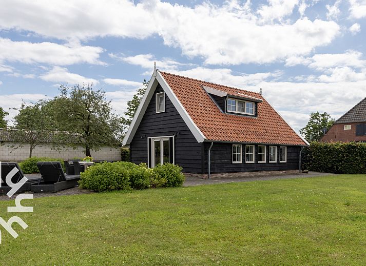 Slaapkamer in vakantiehuis OV404, Den Ham, Twente met comfortabel bed en serene sfeer.