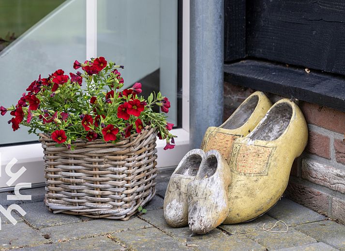 Slaapkamer in vakantiehuis OV404, Den Ham, Twente met comfortabel bed en serene sfeer.