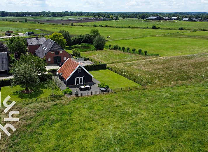 Slaapkamer in vakantiehuis OV404, Den Ham, Twente met comfortabel bed en serene sfeer.