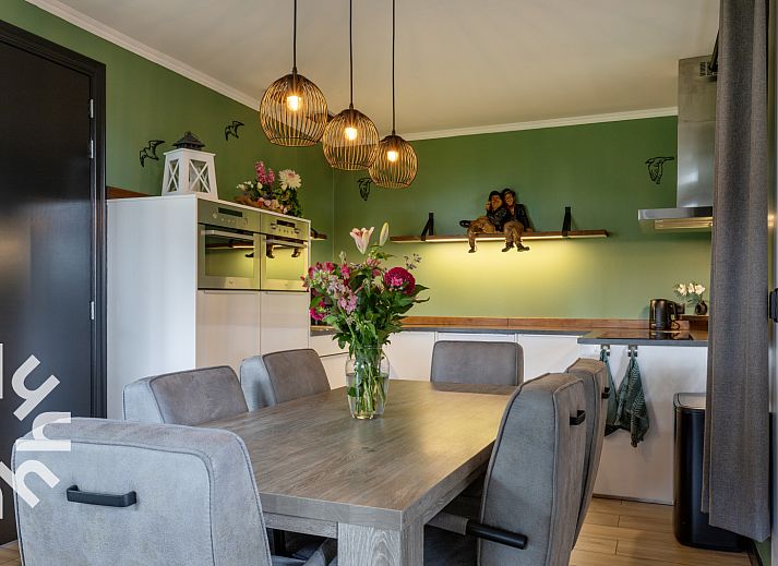 Eetkamer in OV698 vakantiehuis, Den Ham, met moderne inrichting.