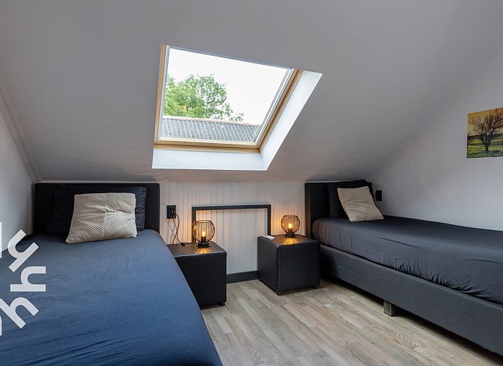 Eetkamer in OV698 vakantiehuis, Den Ham, met moderne inrichting.