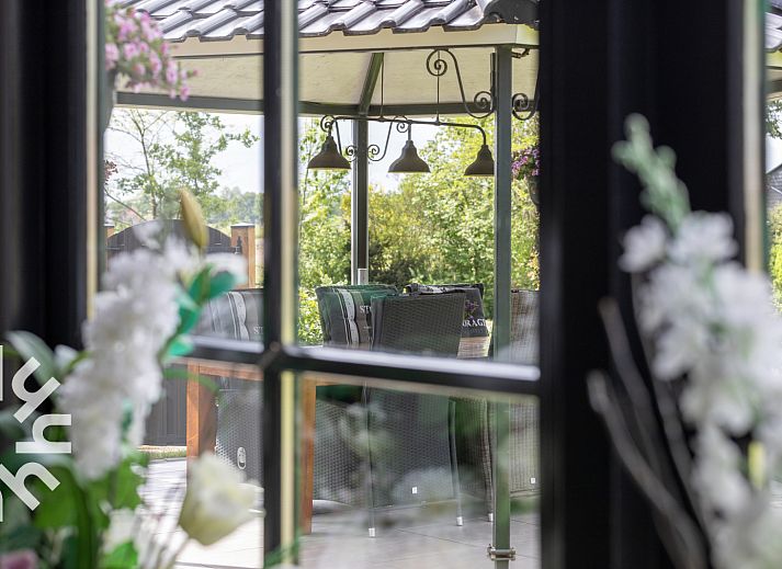 Eetkamer in OV698 vakantiehuis, Den Ham, met moderne inrichting.