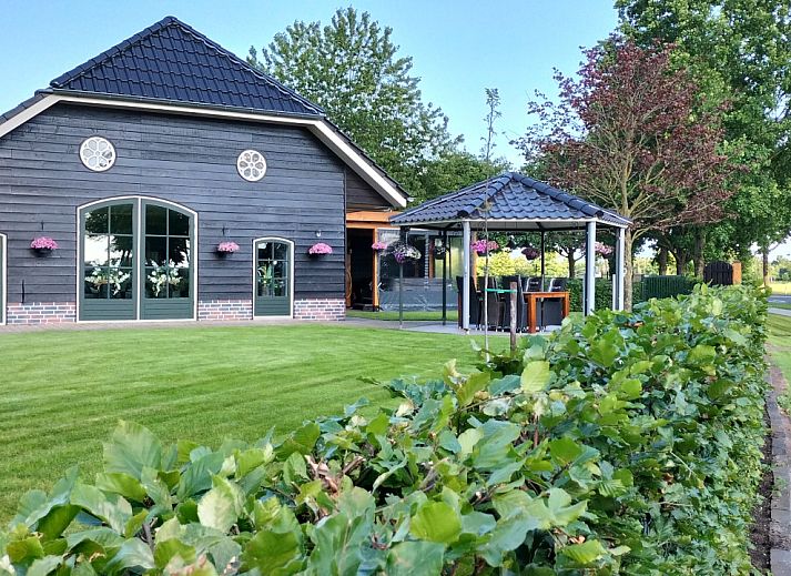 Eetkamer in OV698 vakantiehuis, Den Ham, met moderne inrichting.