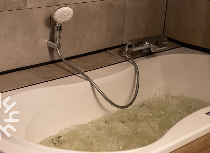 Badkamer met moderne wastafel in OV698 vakantiehuis, Twente.