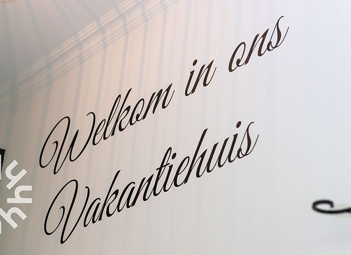 Badkamer met moderne wastafel in OV698 vakantiehuis, Twente.