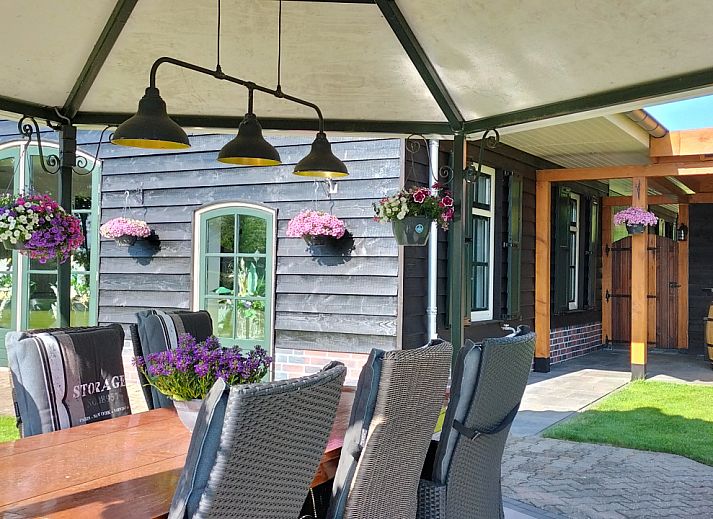 Badkamer met moderne wastafel in OV698 vakantiehuis, Twente.