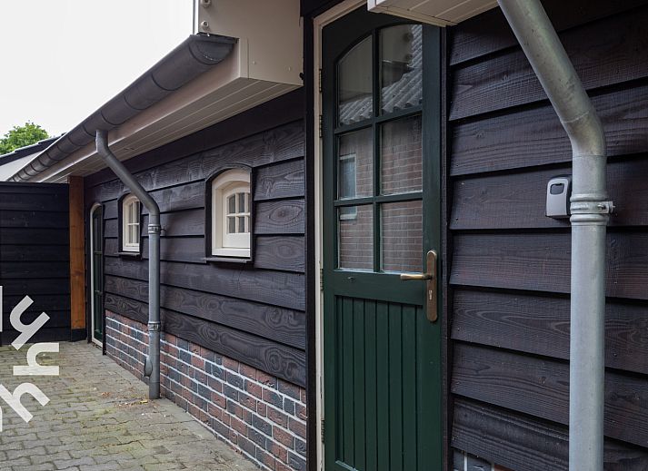 Badkamer met moderne wastafel in OV698 vakantiehuis, Twente.