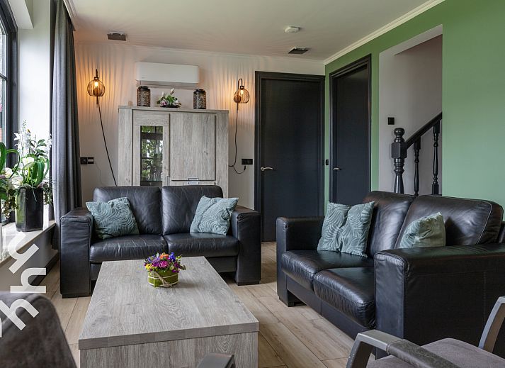 Slaapkamer met kunst aan de muur in OV698 vakantiehuis, Den Ham.