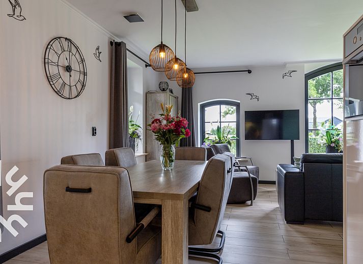 Slaapkamer met kunst aan de muur in OV698 vakantiehuis, Den Ham.