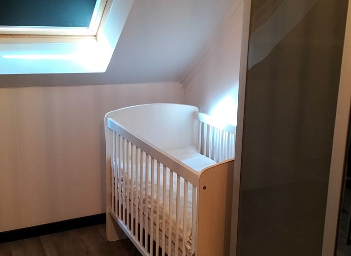 Slaapkamer met kunst aan de muur in OV698 vakantiehuis, Den Ham.