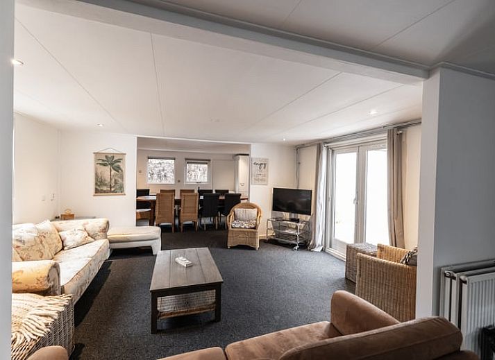 Gezellige woonkamer in Vakantiehuis in Den Ham, Twente, Overijssel met comfortabele zitplaatsen en veel natuurlijk licht.