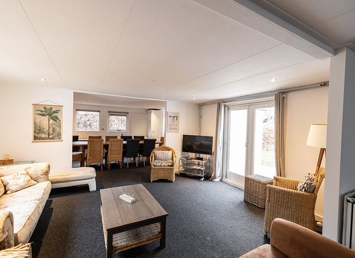 Gezellige woonkamer in Vakantiehuis in Den Ham, Twente, Overijssel met comfortabele zitplaatsen en veel natuurlijk licht.