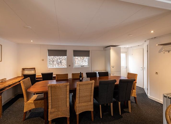 Gezellige woonkamer in Vakantiehuis in Den Ham, Twente, Overijssel met comfortabele zitplaatsen en veel natuurlijk licht.