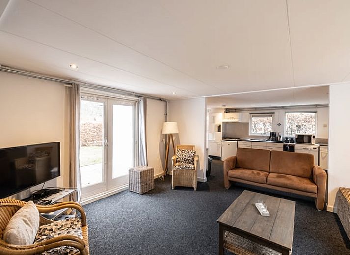 Gezellige woonkamer van Vakantiehuis in Den Ham, Twente, Overijssel met comfortabele zithoek en ruime eethoek voor een ontspannen verblijf.