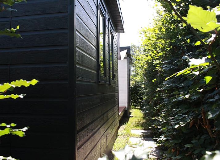 Gezellige woonkamer van Vakantiehuis in Den Ham, Twente, Overijssel met comfortabele zithoek en ruime eethoek voor een ontspannen verblijf.