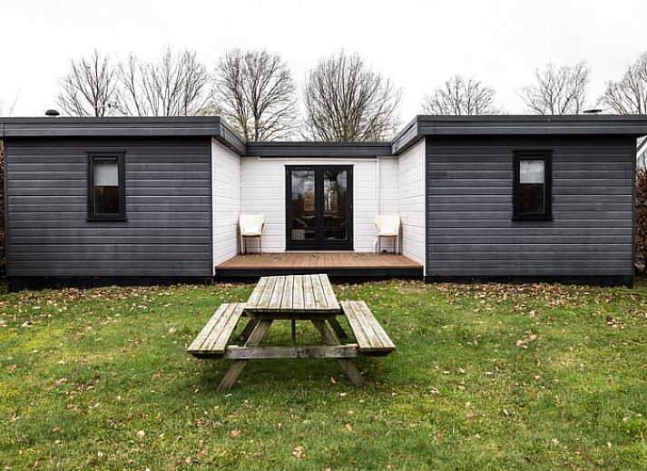 Gezellige woonkamer van Vakantiehuis in Den Ham, Twente, Overijssel met comfortabele zithoek en ruime eethoek voor een ontspannen verblijf.