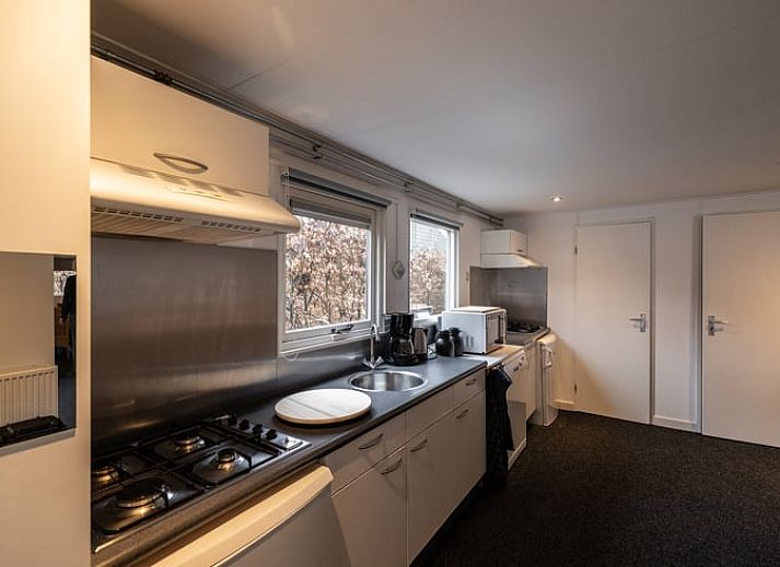 Gezellige woonkamer van Vakantiehuis in Den Ham, Twente, Overijssel met comfortabele zithoek en ruime eethoek voor een ontspannen verblijf.