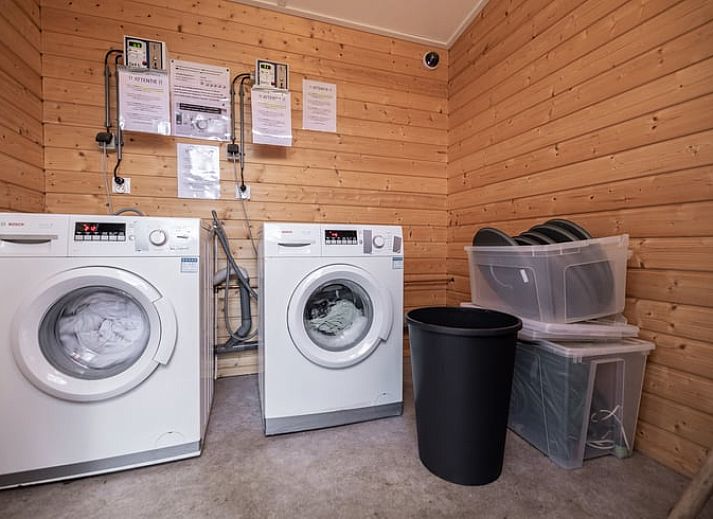 Gezellige woonkamer van Vakantiehuis in Den Ham, Twente, met comfortabele zitruimte en compleet ingerichte keuken in Overijssel.