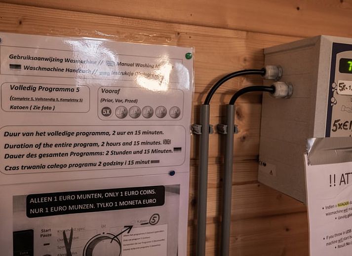 Gezellige woonkamer van Vakantiehuis in Den Ham, Twente, met comfortabele zitruimte en compleet ingerichte keuken in Overijssel.