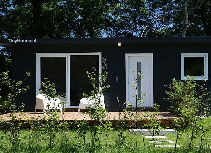 Gezellige woonkamer van Vakantiehuis in Den Ham, Twente, met comfortabele zitruimte en compleet ingerichte keuken in Overijssel.