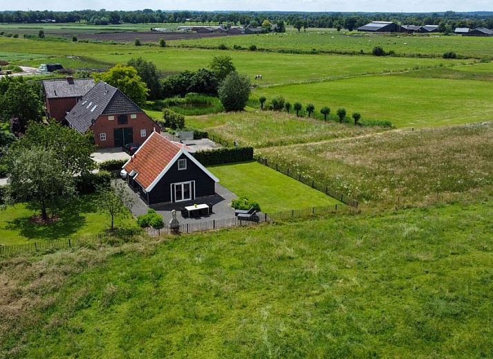 Das Ferienhaus Assenhoekje in Den Ham, Twente, ist umgeben von gruener Natur und rustikalem Charme, ideal fuer einen entspannten Aufenthalt.