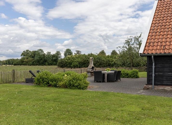 Das Ferienhaus Assenhoekje in Den Ham, Twente, ist umgeben von gruener Natur und rustikalem Charme, ideal fuer einen entspannten Aufenthalt.