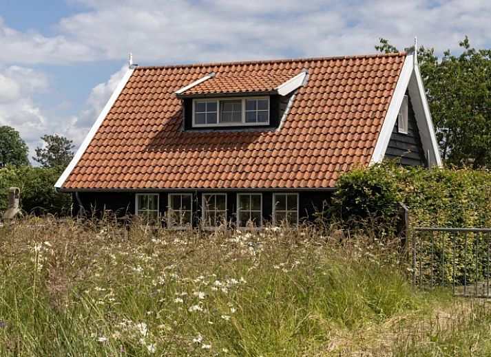 Das Ferienhaus Assenhoekje in Den Ham, Twente, ist umgeben von gruener Natur und rustikalem Charme, ideal fuer einen entspannten Aufenthalt.