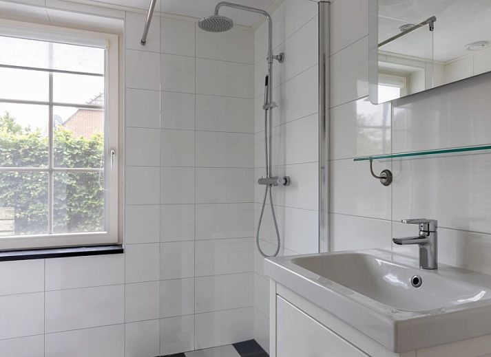 Geniessen Sie die Ruhe und den Frieden im Assenhoekje in Den Ham, Twente. Entspannen Sie sich auf der Terrasse dieses Ferienhauses mit Blick auf gruene Felder.