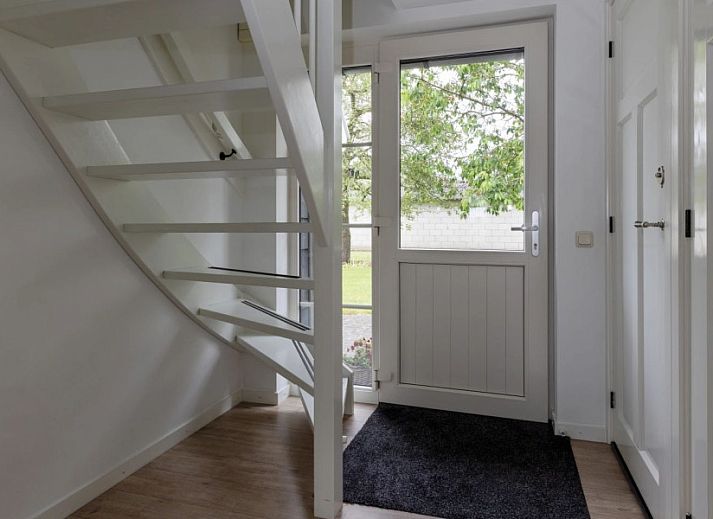 Geniessen Sie die Ruhe und den Frieden im Assenhoekje in Den Ham, Twente. Entspannen Sie sich auf der Terrasse dieses Ferienhauses mit Blick auf gruene Felder.