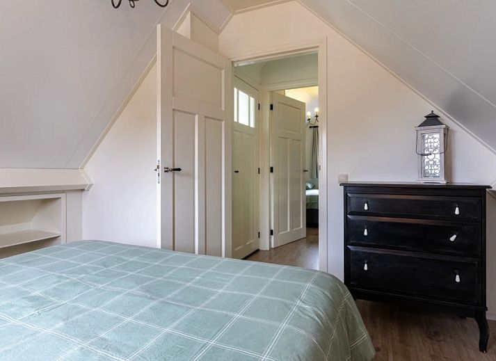 Geniessen Sie die Ruhe und den Frieden im Assenhoekje in Den Ham, Twente. Entspannen Sie sich auf der Terrasse dieses Ferienhauses mit Blick auf gruene Felder.