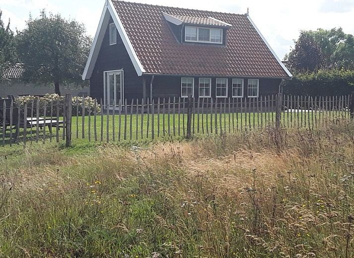 Stilvolles Wohnzimmer im Ferienhaus Het Assenhoekje, Den Ham, Twente. Gemuetlicher Innenraum mit komfortablen Moebeln und Blick auf die Natur.