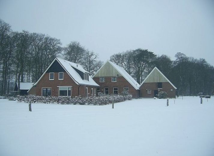 Oald Hengel vakantiehuis in De Lutte, Twente met bloeiende tuin en traditionele architectuur.