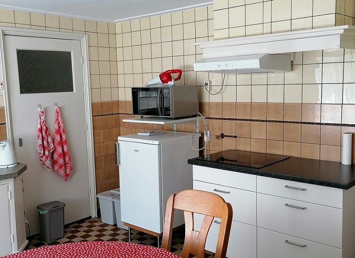 Oald Hengel vakantiehuis in De Lutte, Twente met bloeiende tuin en traditionele architectuur.