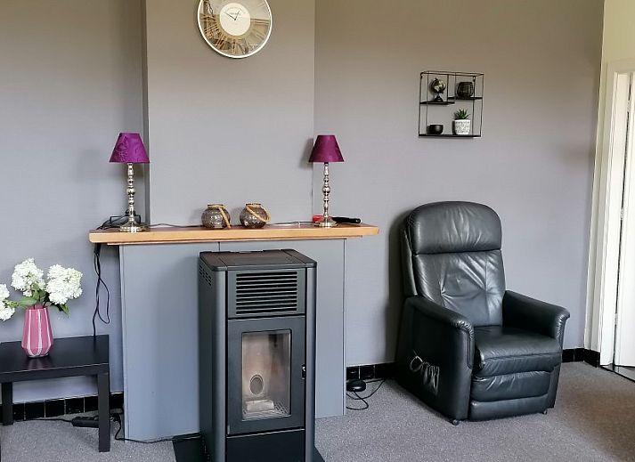 Winterlandschap bij Oald Hengel vakantiehuis in De Lutte, Twente, omgeven door besneeuwde velden.