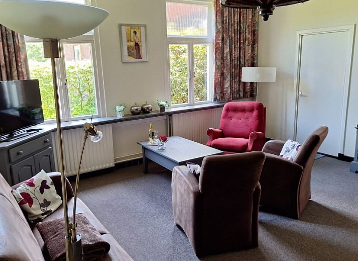 Winterlandschap bij Oald Hengel vakantiehuis in De Lutte, Twente, omgeven door besneeuwde velden.